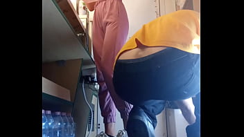 18歳がカメラの前で初めて服を脱ぐ