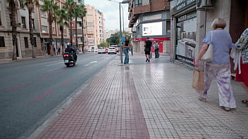 她在街上发传单，我提出要帮她赚钱