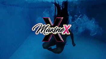 飽くことのないアジアの淫乱女マキシンXがプエルト・ロックに犯されながら彼女のマンコをバイブで刺激される！
