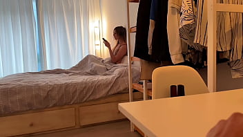 POV ルームメイトのルニタが自分のオマンコを触っているのを見つけたので、僕の大きなチンポで手伝ってあげることにしました。