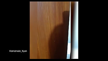 哇！我監視這隻母狗，結果她騎在我的雞巴上。