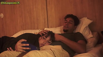 眠い義兄さん、足の上に寝かせてください、でもペニスを口に入れないでください!!