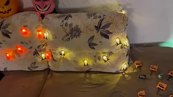 いたずらな女の子はハロウィーンにいたずらをしたかった