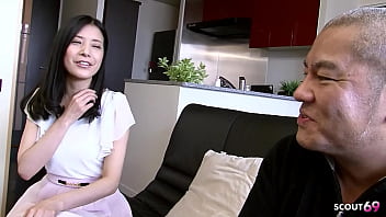 無修正のJAVポルノで、年老いた日本人男性が彼女の若い女性の同級生を誘惑してセックスし中出しする