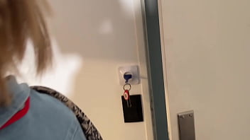 掃除婦は仕事をサボって僕のデカチンを掃除してくれて、僕の精液を全部飲み込んだ