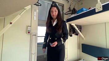 列車の車掌が乗客とセックスし、乗車中ずっと幸せそうにセックスしていた