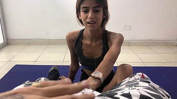 私の小さな義理の妹がエクササイズをしているので、私は彼女の有酸素運動を手伝い、私は彼女を激しくファックします - スペイン語のポルノ - ロシア語