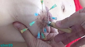 極限のBDSMで縛られたにピアス、乳房とマンコに生理食塩水を注入