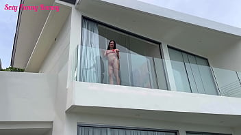一个穿着性感内衣的兴奋邻居勾引一个男人做爱
