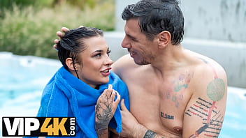 VIP4K。ブルネットの若い女性クロエハートは義父に救出され、さまざまな体位で犯された
