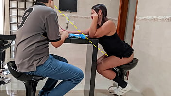 が父親に数学を教えてほしいと頼み、その野郎が無邪気な娘を利用する