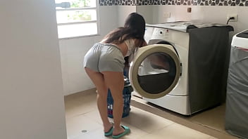 すごいお尻をした隣人がショートパンツで一人で洗濯しているのを見つけて、ふしだらな女だとファックしてしまう
