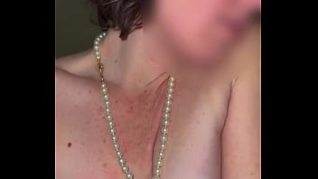本物の成熟したアマチュアの自然な垂れ乳の素晴らしい自家製 POV ビュー