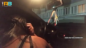 バイーア州の監督をしゃぶるふしだらな妻は、公道で車の中で才能豊かな黒人男性をしゃぶる彼女を見るために寝取られた夫に電話する