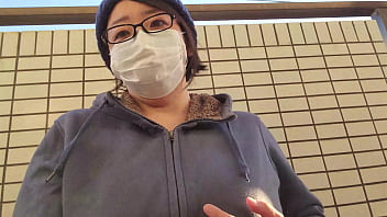 ベランダでバイブでオナニーする人妻：動画の全編は→https://www.xvideos.red/channels/aika-frau