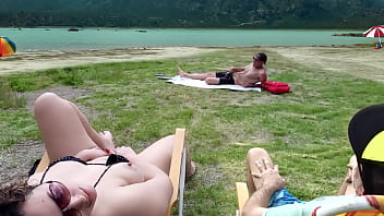 私が自分に触れている間、盗撮者がビーチでオナニーします