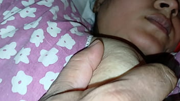 義理の息子とベッドを共有する義母