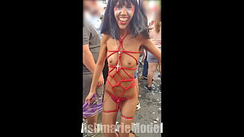 毛深い美女が乳首を覗きながら踊る、スカートの中を公然と覗く
