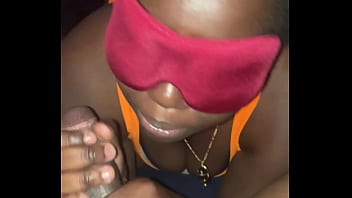 目隠しされた黒檀のレズビアンのスタッドレズが、彼女の彼女を裏切り、短いタイトなドレスを着てBBCを吸い、タイトなオマンコで犯される