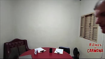 会社は熟女メイドとソファテストをしました、彼女はそれをすべて吸いました