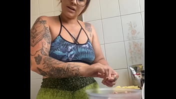 人妻はインターネットで料理動画を録画しているが、実際は自分のオマンコを見せたいだけ