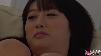 インタビューの後、日本人の女の子本澤朋美は無修正でオナニーを楽しんだ。