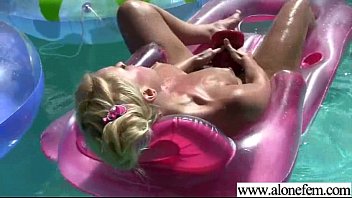 映画を自慰行為するためにおもちゃを使用して撮影されたセクシーなホットガール-03