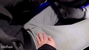 待ちきれない様子！車の中やお店の真ん中で遊んでいます！