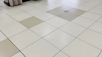 公衆トイレで見知らぬ女の子とお金のために危険な乱暴なセックス - フルビデオが 50% オフ
