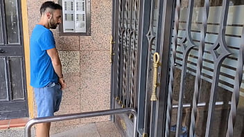 隣人と階段でセックスして、最後は家で終わります