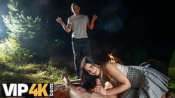 HUNT4K. молодая женщина Хлоя Харт была соблазнена и ее тугая киска была трахнута на публике перед ее парнем