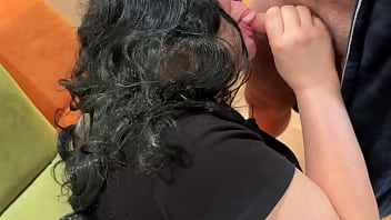 巨乳の熟女がフェラチオしてお尻を突き出す