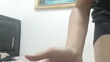 義理の妹は、両親が家にいないのを利用して、私の部屋に行き、私を彼女の上でイカせるまでおいしいフェラをしてくれます