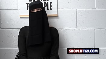宗教的な美女デリラ・デイはヒジャブの下で高価な下着を盗んで捕まり、警備員に犯される