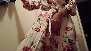 私たちの家政婦は、キッチンでオナニーしている彼女を私たちが見ていることを知りません