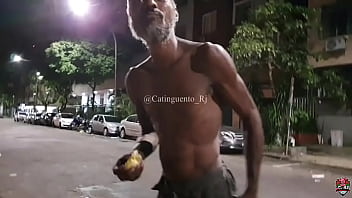 Quella mattina, dopo una scopata piccante con un bahiano, sono uscito in strada per dare la caccia a un mendicante da registrare. Guarda cosa ho trovato...