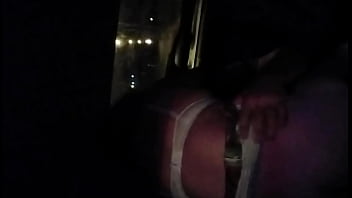 ギルは道路の真ん中で車の後部座席にいた既婚女性の体に薪を突き刺した。
