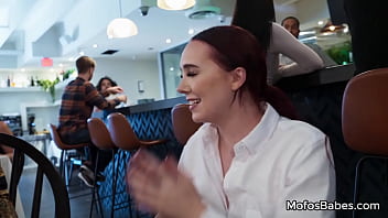 巨乳の淫乱女たちが巨大なチンコをシェアして3Pでしゃぶる - スカーレット・ローズ、ダコタ・クイン、ピーター・グリーン