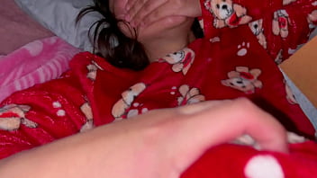妻の姪の部屋を訪ねると、ベッドに横たわっている彼女を抱き寄せるのは簡単でした