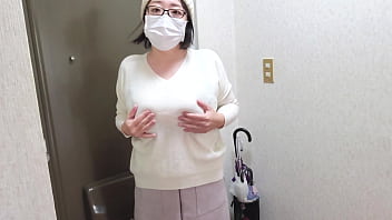 玄関でオナニーする変態主婦：動画の全編は→https://www.xvideos.red/channels/aika-frau