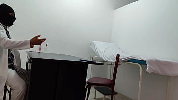 医師は女性患者に特別な配慮と官能的なマッサージを施す