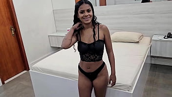 ブルネットのラリッサ・グラールがポルノで初めて彼女のマンコにザーメンを残したジュニア・ドイデラにお尻を与える