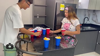 私は義理の妹と性的なゲームをして、彼女を激しくファックして、彼女のおいしいおっぱいに中出しします。
