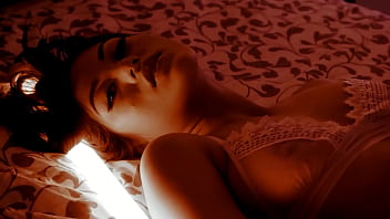 TWISTYS - アンナ・クレア・クラウドが仰向けになって完璧なおっぱいとパイパンまんこで遊ぶ