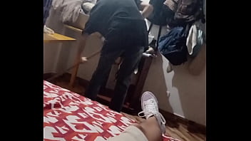 100% 本物のホーム ビデオ、義理の妹は私をからかうのが好きで、家で二人きりになったときはいつでも私を欲しがらせます。
