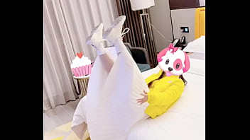 のおさげを空中に引っ掛ける