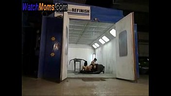 自動車サービスセンターで女性をクソサービス男性