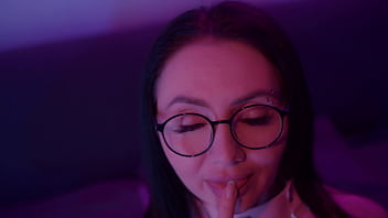 好色な愛人が女性のおっぱいに小便をかけ、アナルから口までファックする。