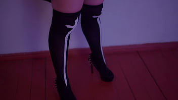 好色な女の子が男性のペニスをペニバンで突いて射精する。