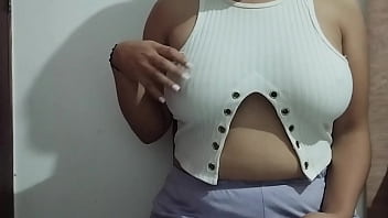 熟女は大きな胸を大喜びでマッサージします。本物のホームビデオ